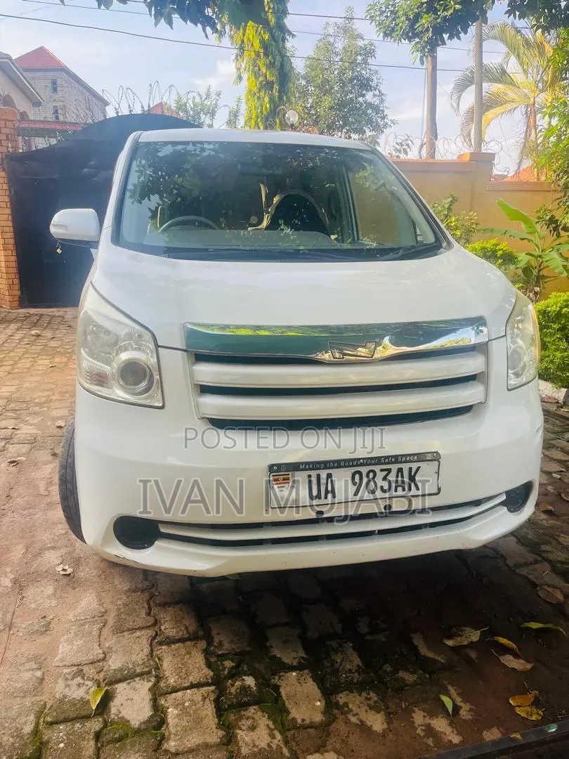 Toyota Noah 2010 White