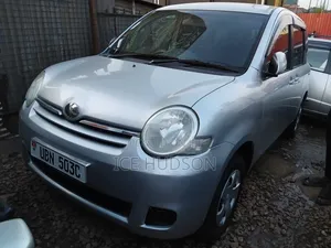 Toyota Sienta 2009 Silver