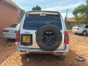 Mitsubishi Pajero 2000 Silver