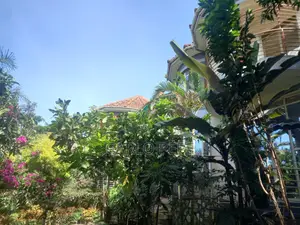 4bdrm Villa in Ssabagabo-Makindye for sale