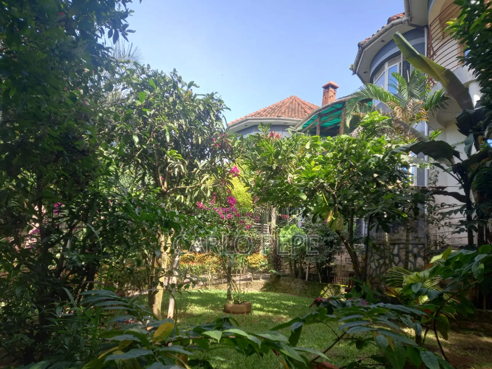 4bdrm Villa in Ssabagabo-Makindye for sale