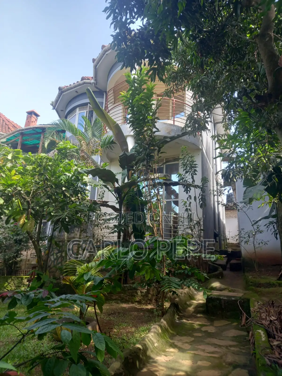 4bdrm Villa in Ssabagabo-Makindye for sale
