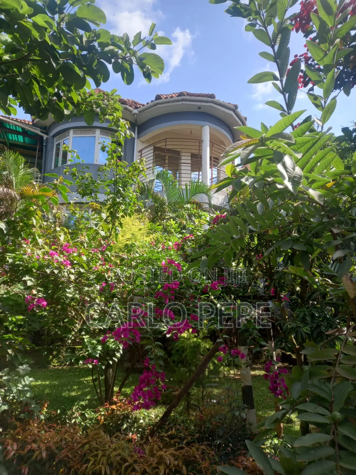 4bdrm Villa in Ssabagabo-Makindye for sale