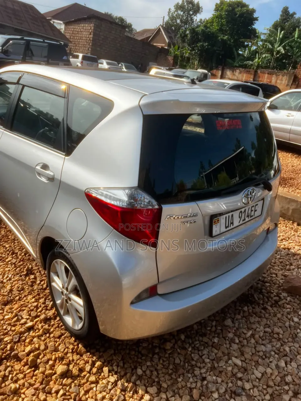 Toyota Ractis 1.5 FWD 2014 Silver