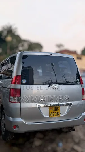 Toyota Noah 2.0 AWD (8 Seater) 2005 Silver
