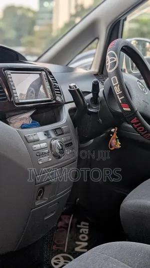 Toyota Noah 2.0 AWD (8 Seater) 2005 Silver