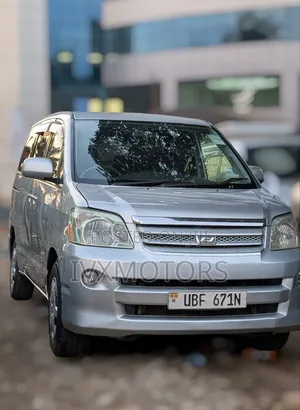 Toyota Noah 2.0 AWD (8 Seater) 2005 Silver