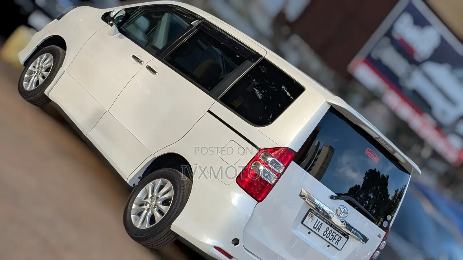 Toyota Noah 2.0 143hp AWD (8 Seater) 2011 White