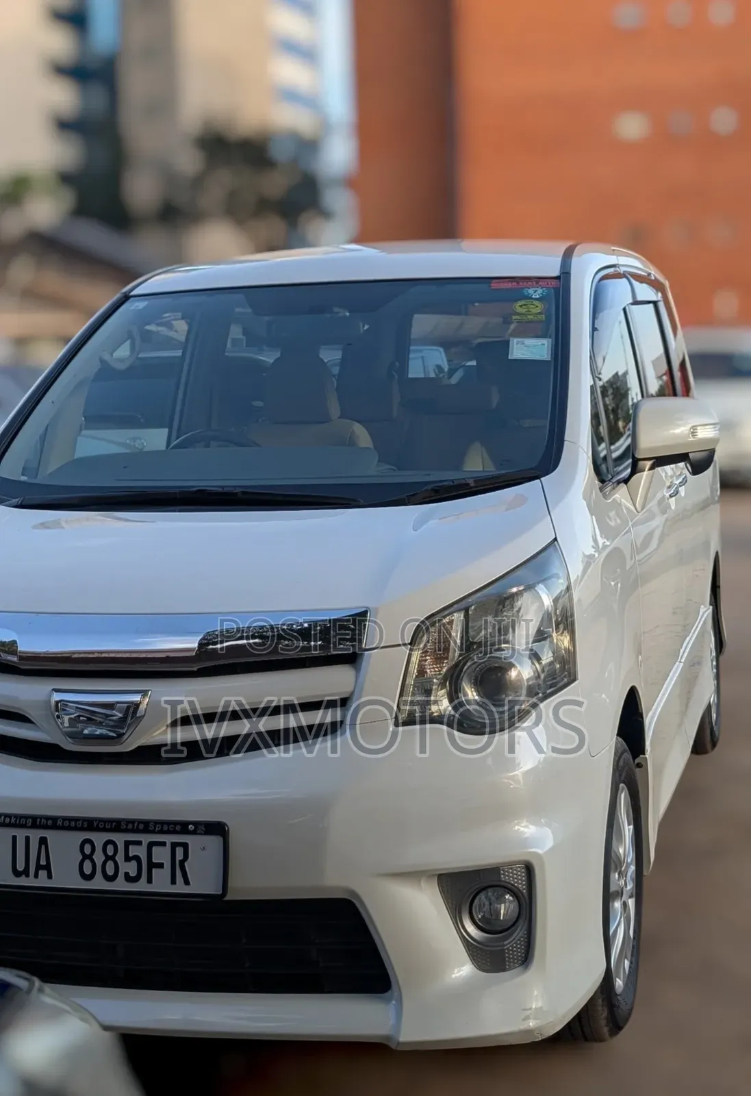 Toyota Noah 2.0 143hp AWD (8 Seater) 2011 White
