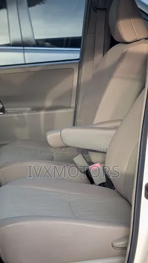 Toyota Noah 2.0 143hp AWD (8 Seater) 2011 White