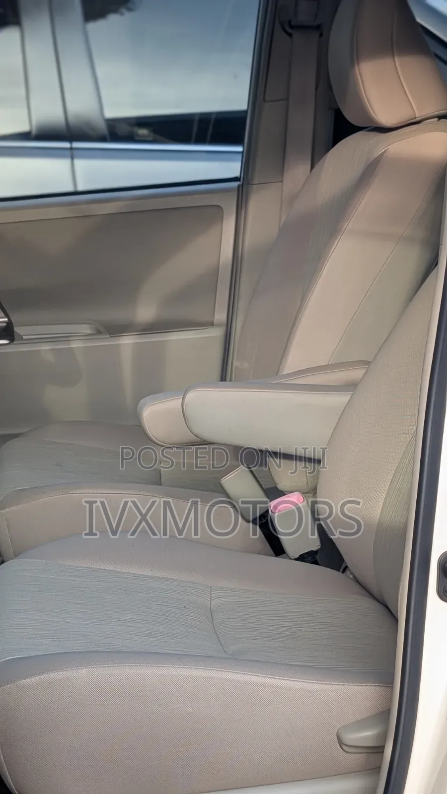 Toyota Noah 2.0 143hp AWD (8 Seater) 2011 White