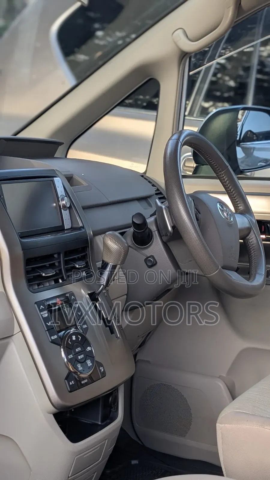 Toyota Noah 2.0 143hp AWD (8 Seater) 2011 White