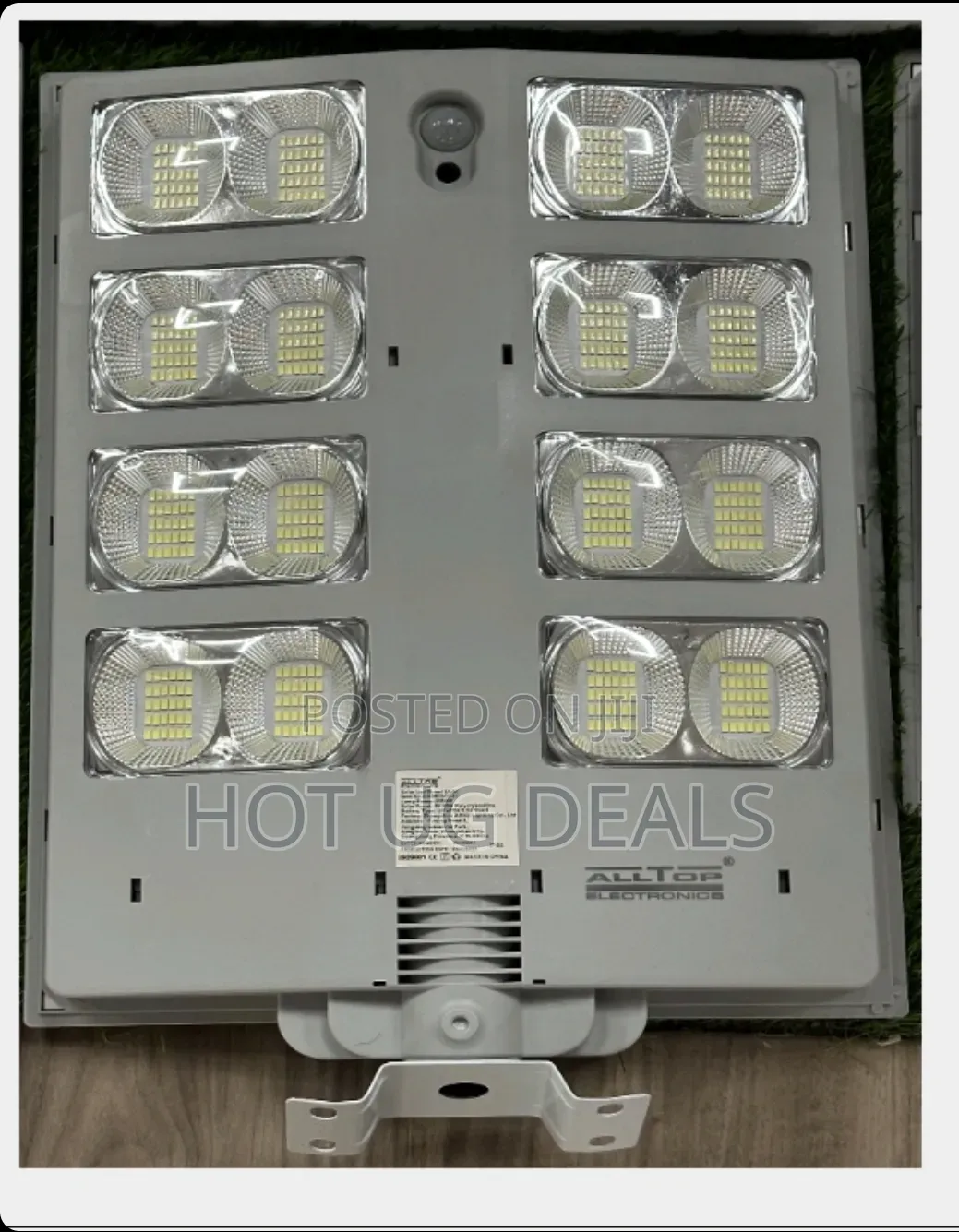 2000W Outdoor LED Solar Street Light With Remote Control & Mount Pole