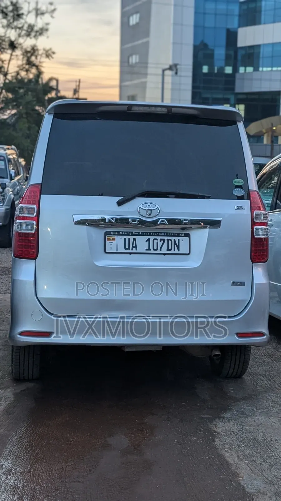 Toyota Noah 2.0 143hp AWD (8 Seater) 2012 Silver