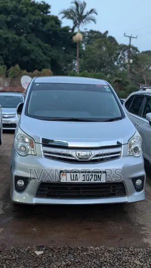 Toyota Noah 2.0 143hp AWD (8 Seater) 2012 Silver
