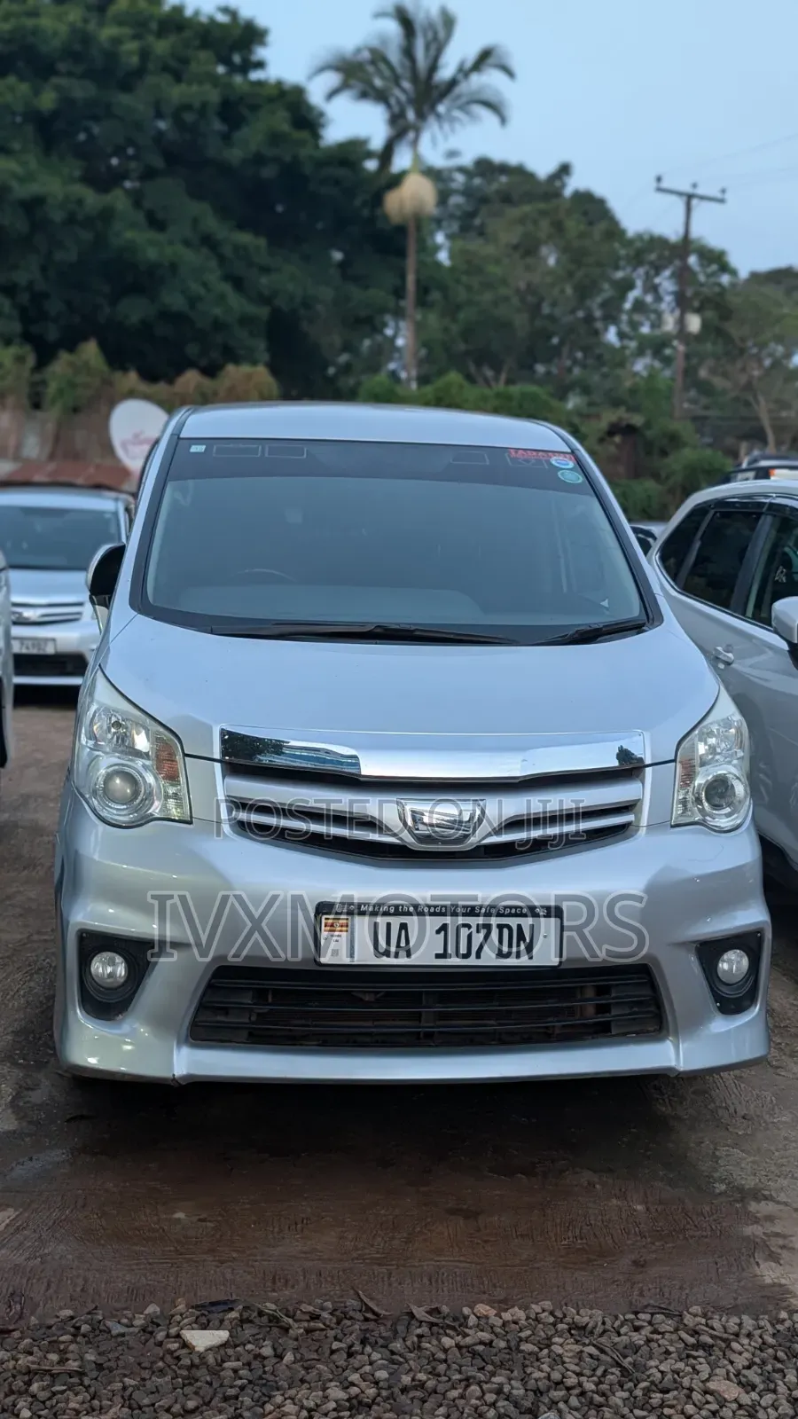 Toyota Noah 2.0 143hp AWD (8 Seater) 2012 Silver