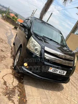 Toyota Noah 2.0 143hp AWD (8 Seater) 2011 Black
