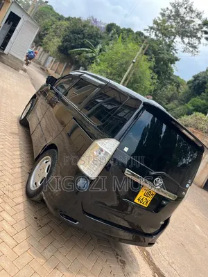 Toyota Noah 2.0 143hp AWD (8 Seater) 2011 Black