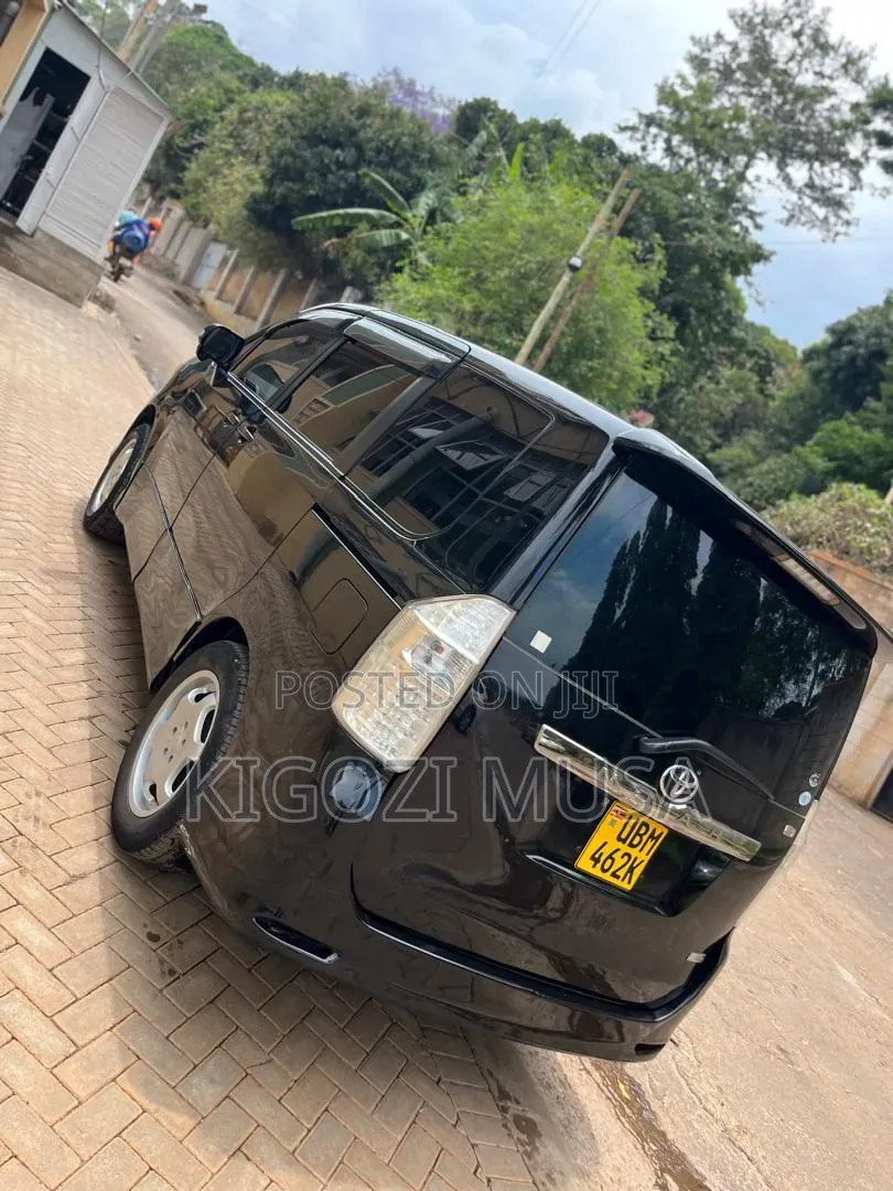Toyota Noah 2.0 143hp AWD (8 Seater) 2011 Black