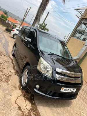 Toyota Noah 2.0 143hp AWD (8 Seater) 2011 Black