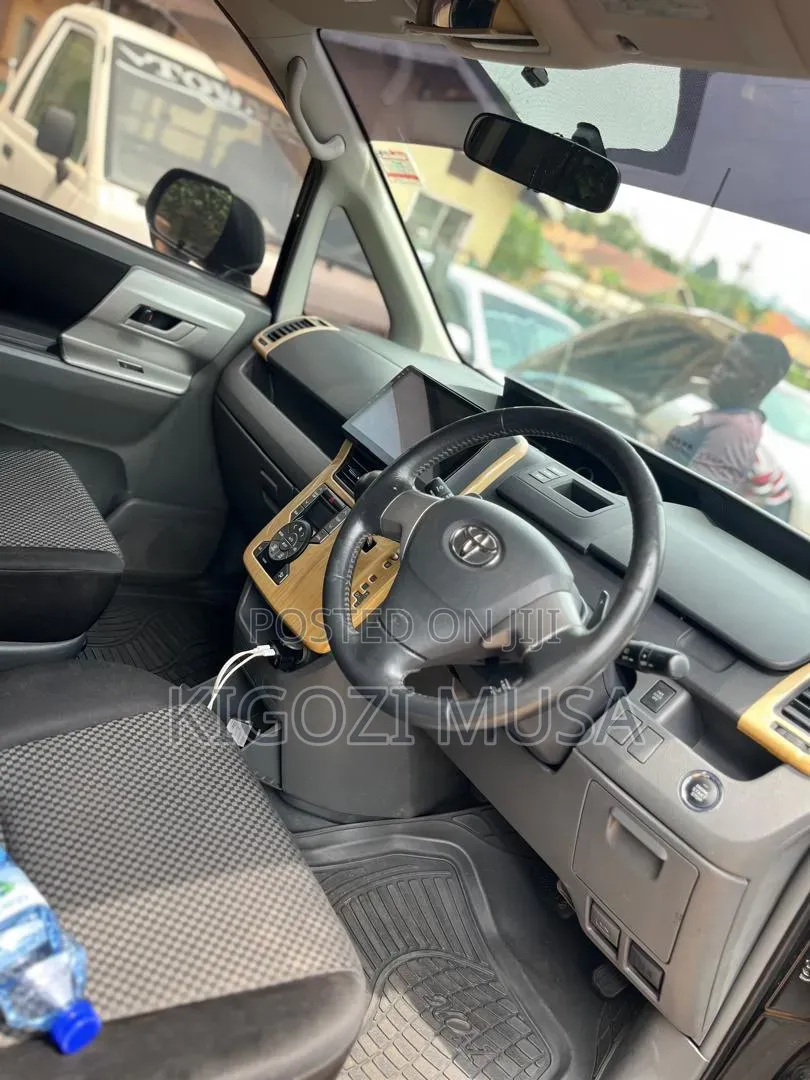 Toyota Noah 2.0 143hp AWD (8 Seater) 2011 Black