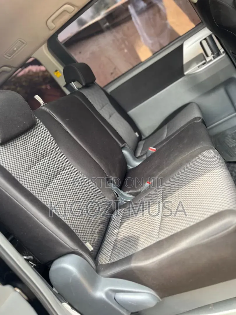Toyota Noah 2.0 143hp AWD (8 Seater) 2011 Black