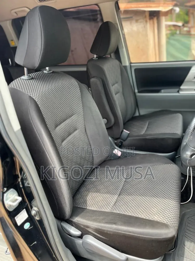 Toyota Noah 2.0 143hp AWD (8 Seater) 2011 Black