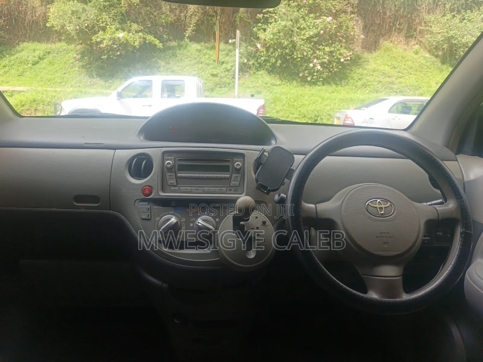 Toyota Sienta 1.5 FWD 2010 Silver