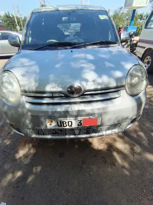 Toyota Sienta 1.5 FWD 2010 Silver