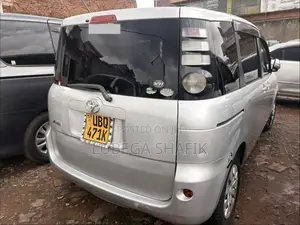 Toyota Sienta 2009 Silver