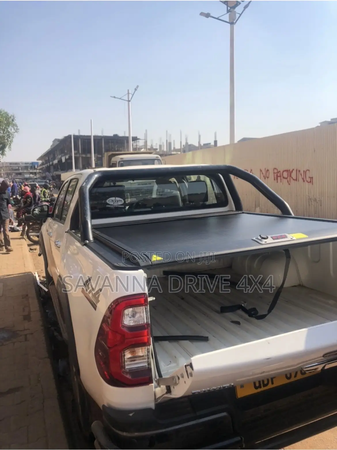 Hilux Tonneau Manual Rolling Cover