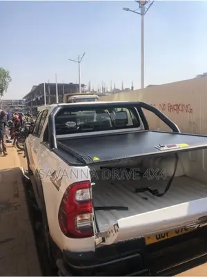 Hilux Tonneau Manual Rolling Cover