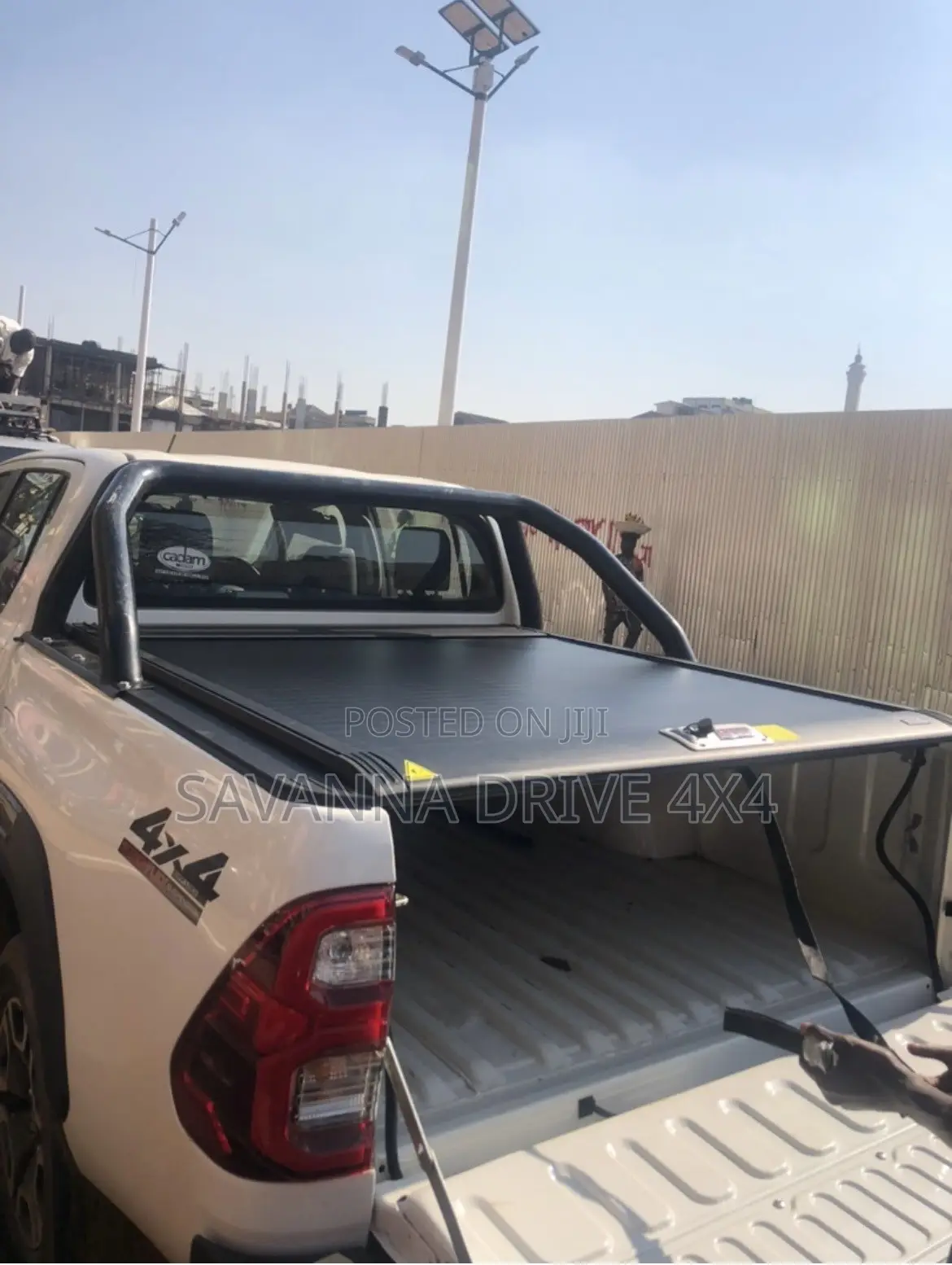 Hilux Tonneau Manual Rolling Cover