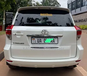 Toyota Vanguard 2010 White