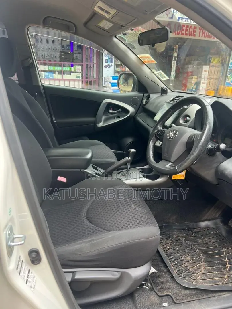 Toyota Vanguard 2010 White