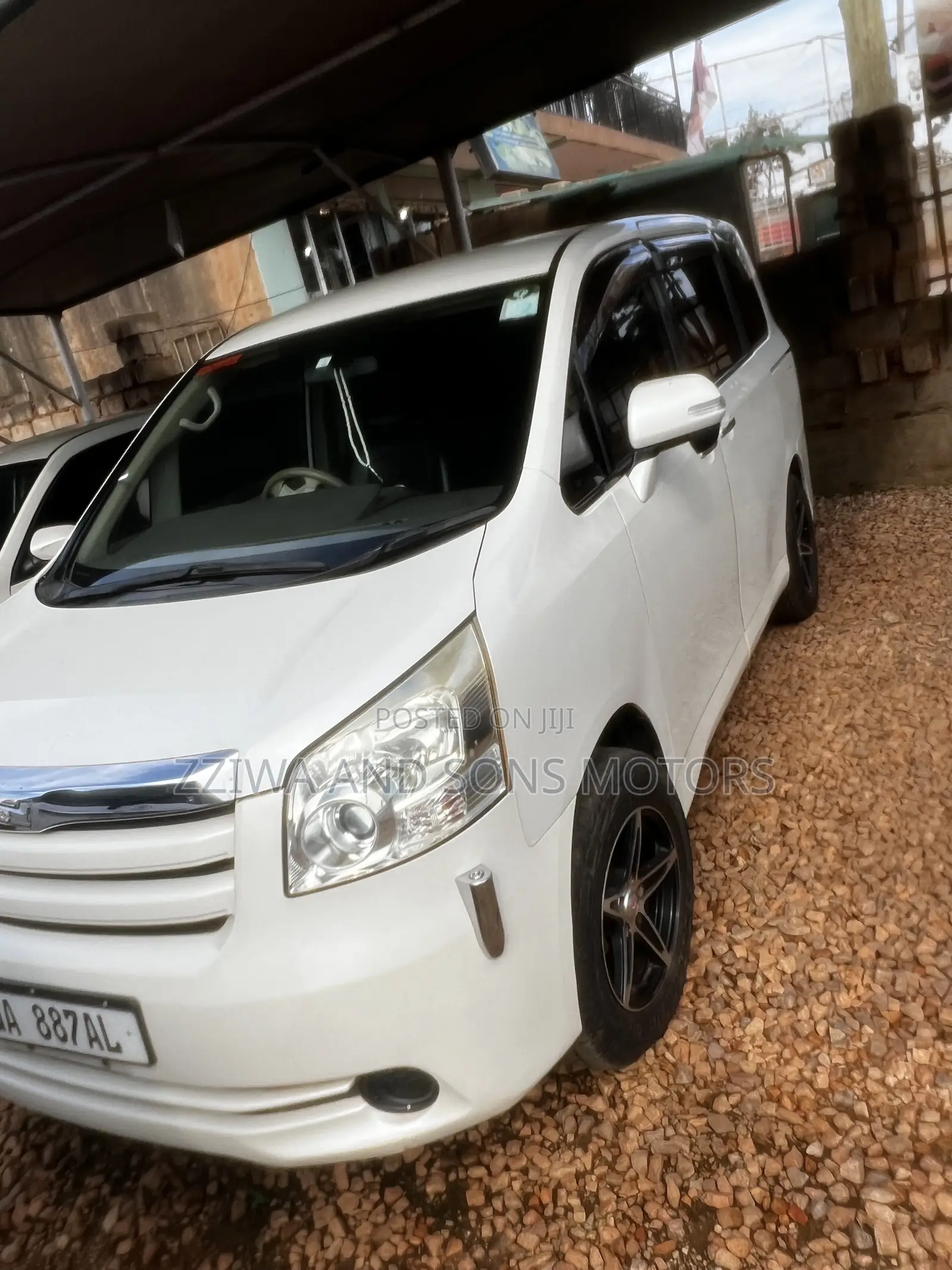 Toyota Noah 2.0 158hp AWD (7 Seater) 2010 White
