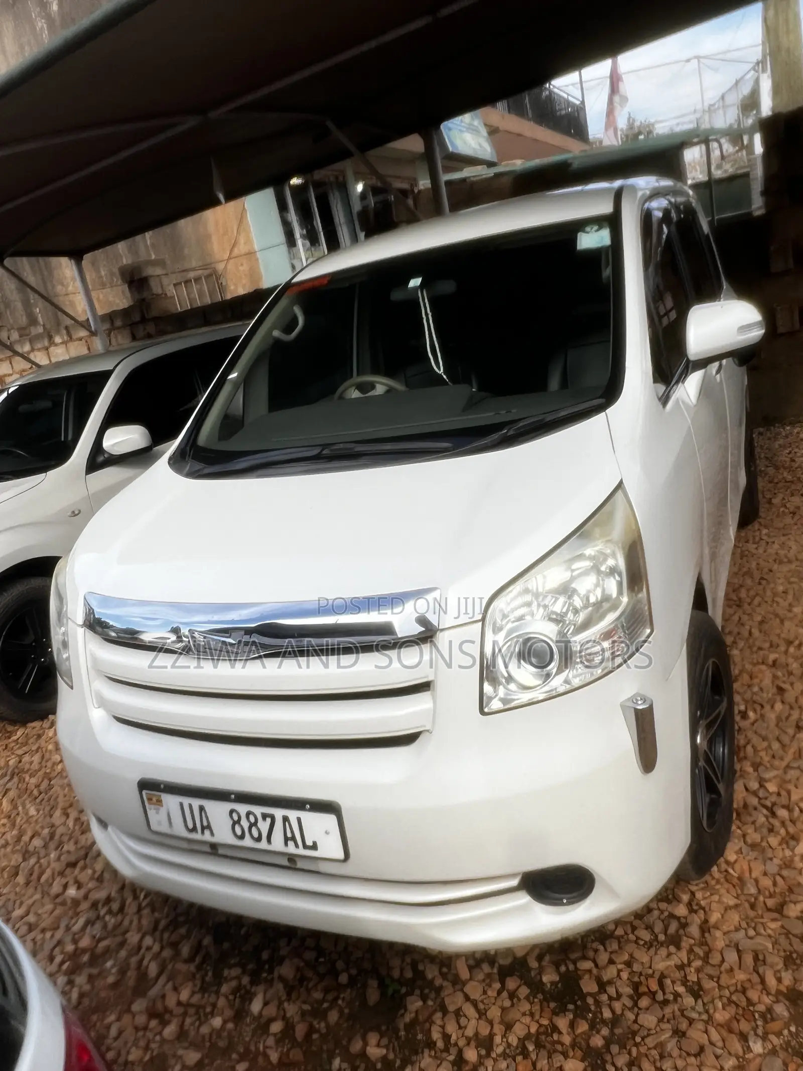 Toyota Noah 2.0 158hp AWD (7 Seater) 2010 White