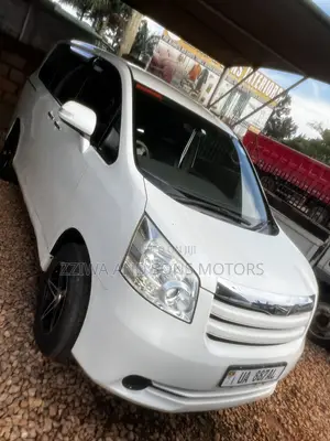 Toyota Noah 2.0 158hp AWD (7 Seater) 2010 White