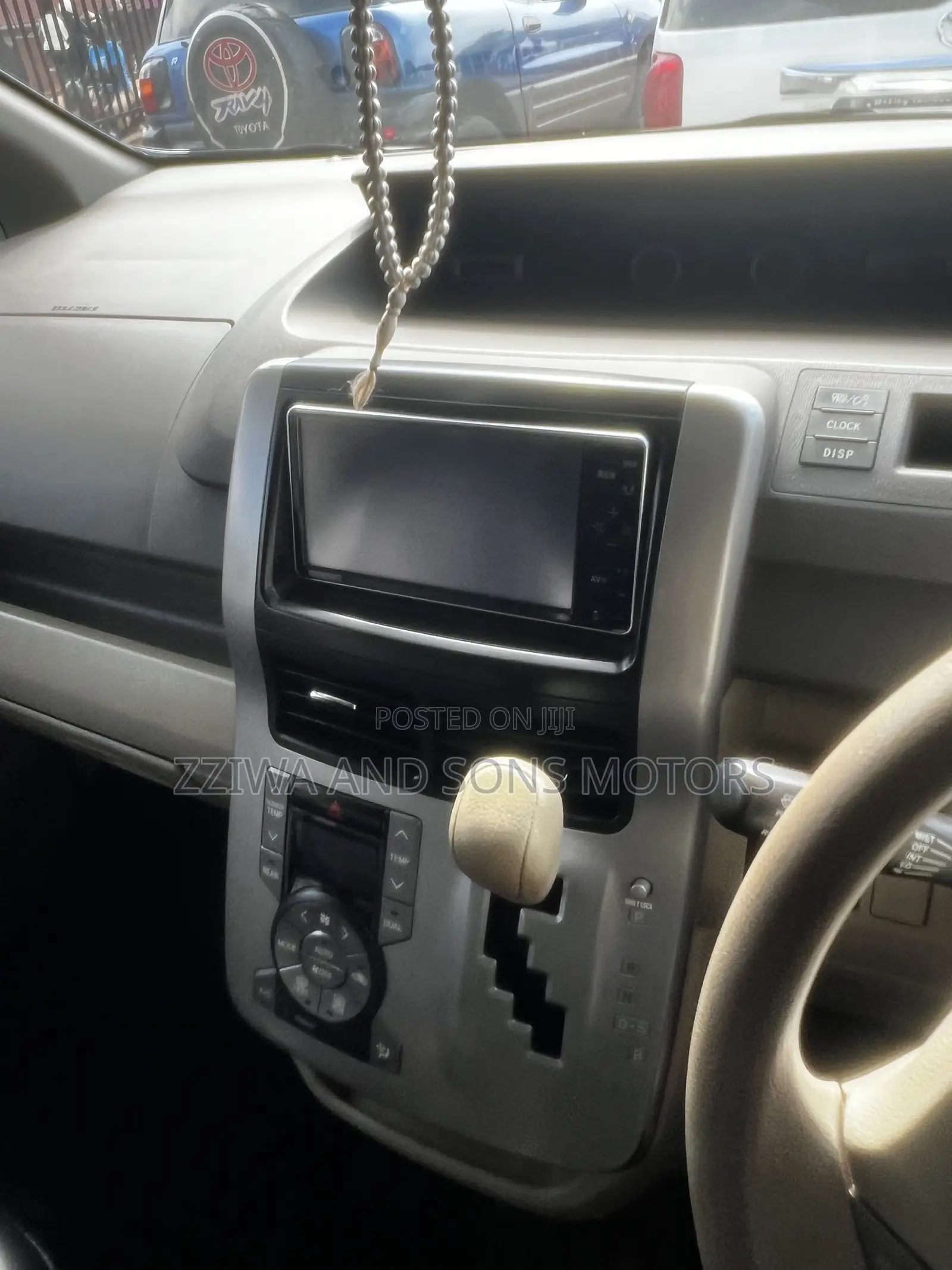 Toyota Noah 2.0 158hp AWD (7 Seater) 2010 White