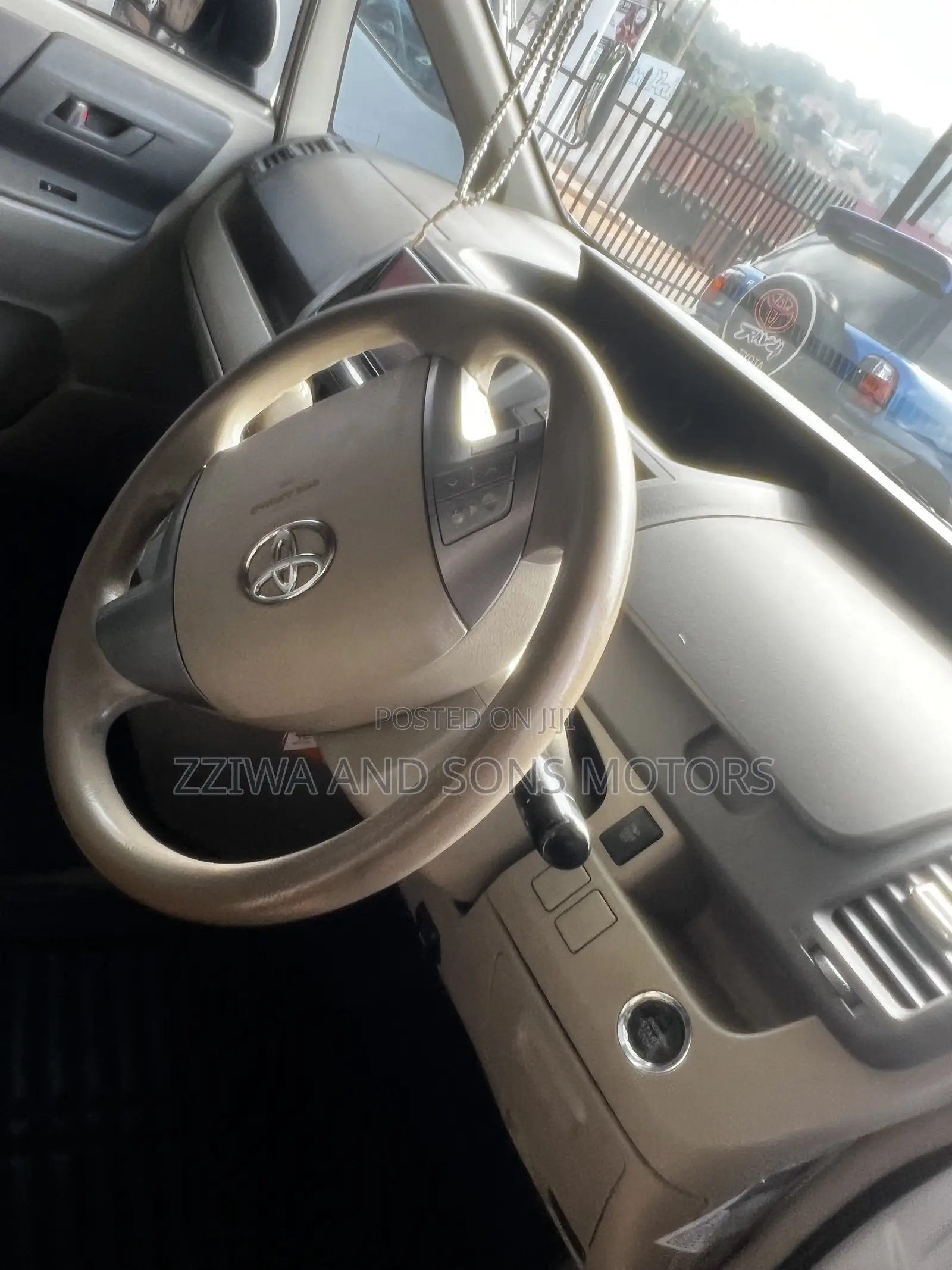 Toyota Noah 2.0 158hp AWD (7 Seater) 2010 White