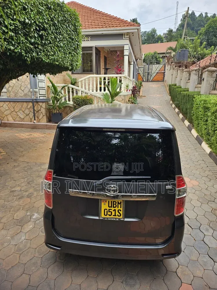 Toyota Noah 2.0 143hp AWD (7 Seater) 2007 Gray