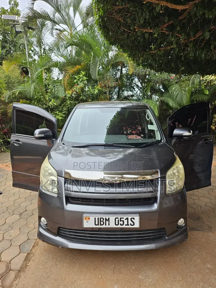 Toyota Noah 2.0 143hp AWD (7 Seater) 2007 Gray