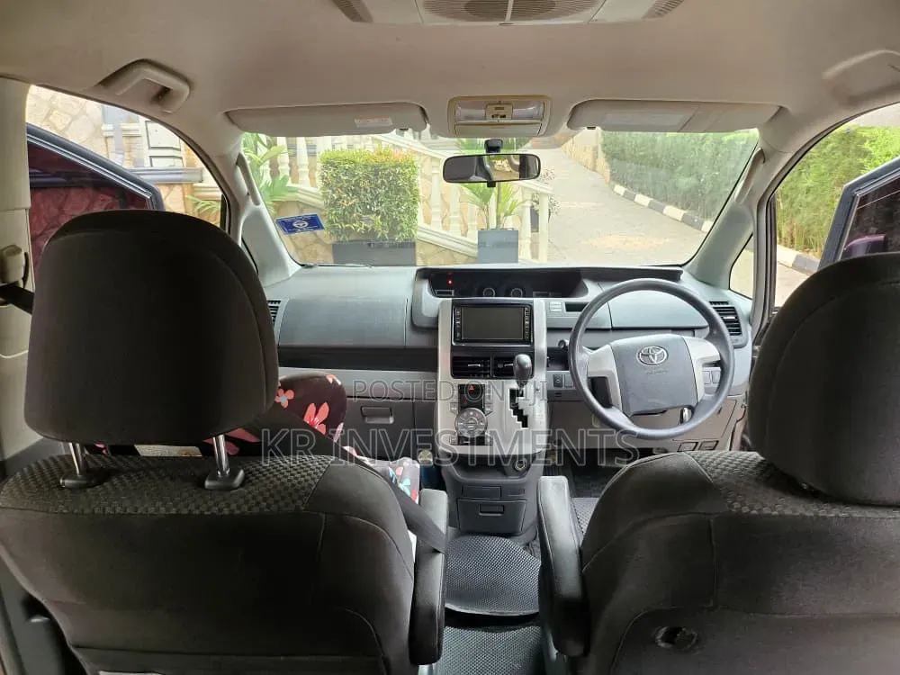 Toyota Noah 2.0 143hp AWD (7 Seater) 2007 Gray