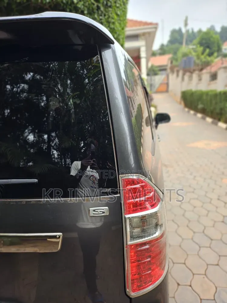 Toyota Noah 2.0 143hp AWD (7 Seater) 2007 Gray