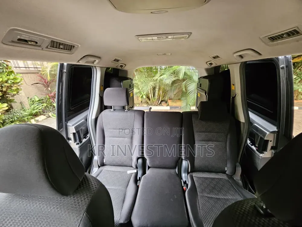Toyota Noah 2.0 143hp AWD (7 Seater) 2007 Gray