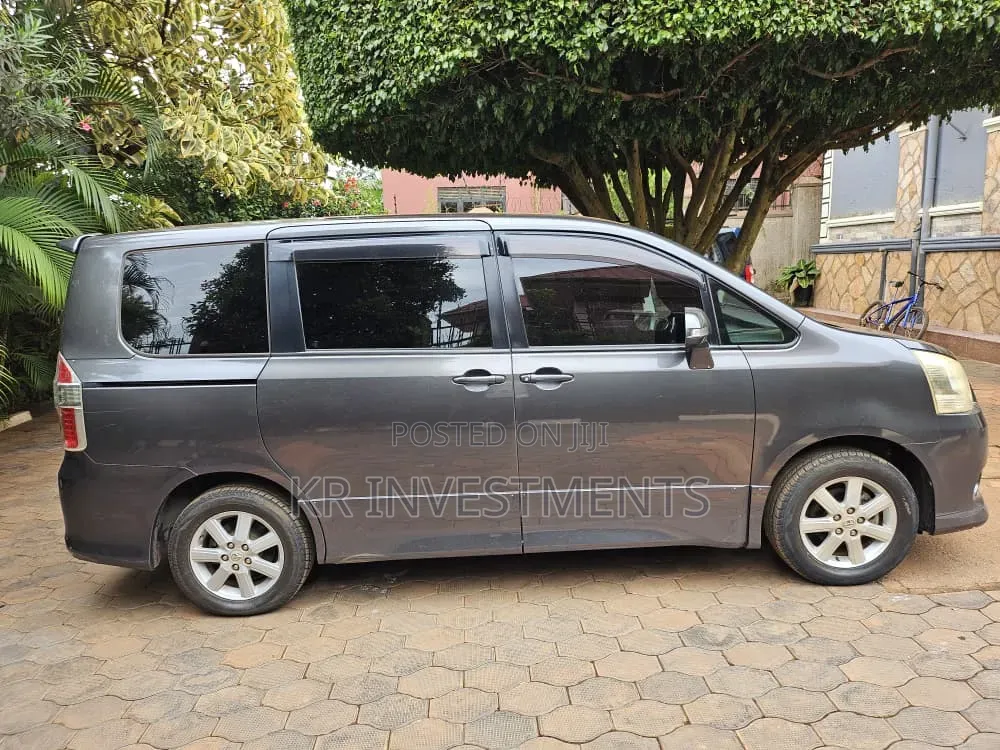 Toyota Noah 2.0 143hp AWD (7 Seater) 2007 Gray