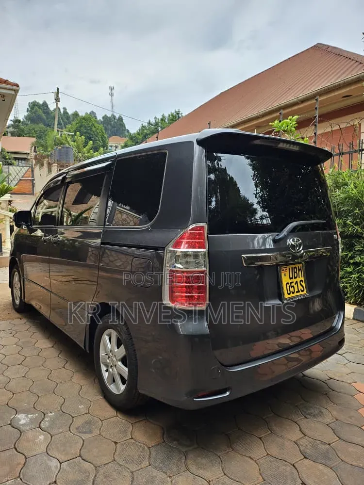 Toyota Noah 2.0 143hp AWD (7 Seater) 2007 Gray