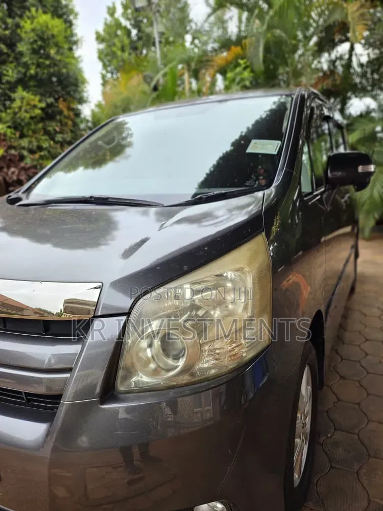 Toyota Noah 2.0 143hp AWD (7 Seater) 2007 Gray