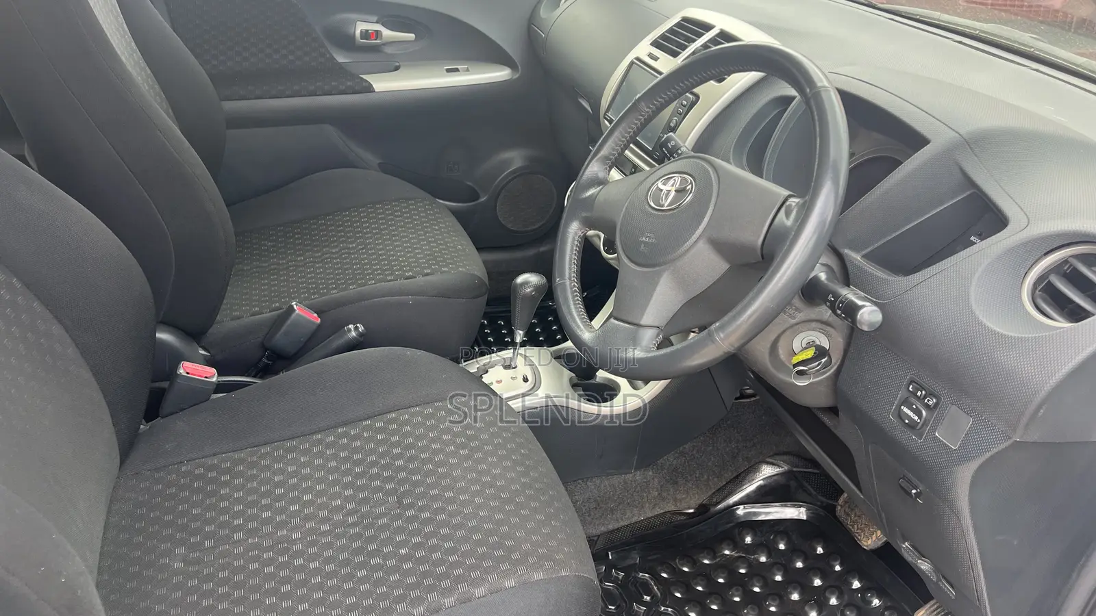 Toyota IST 2010 Silver
