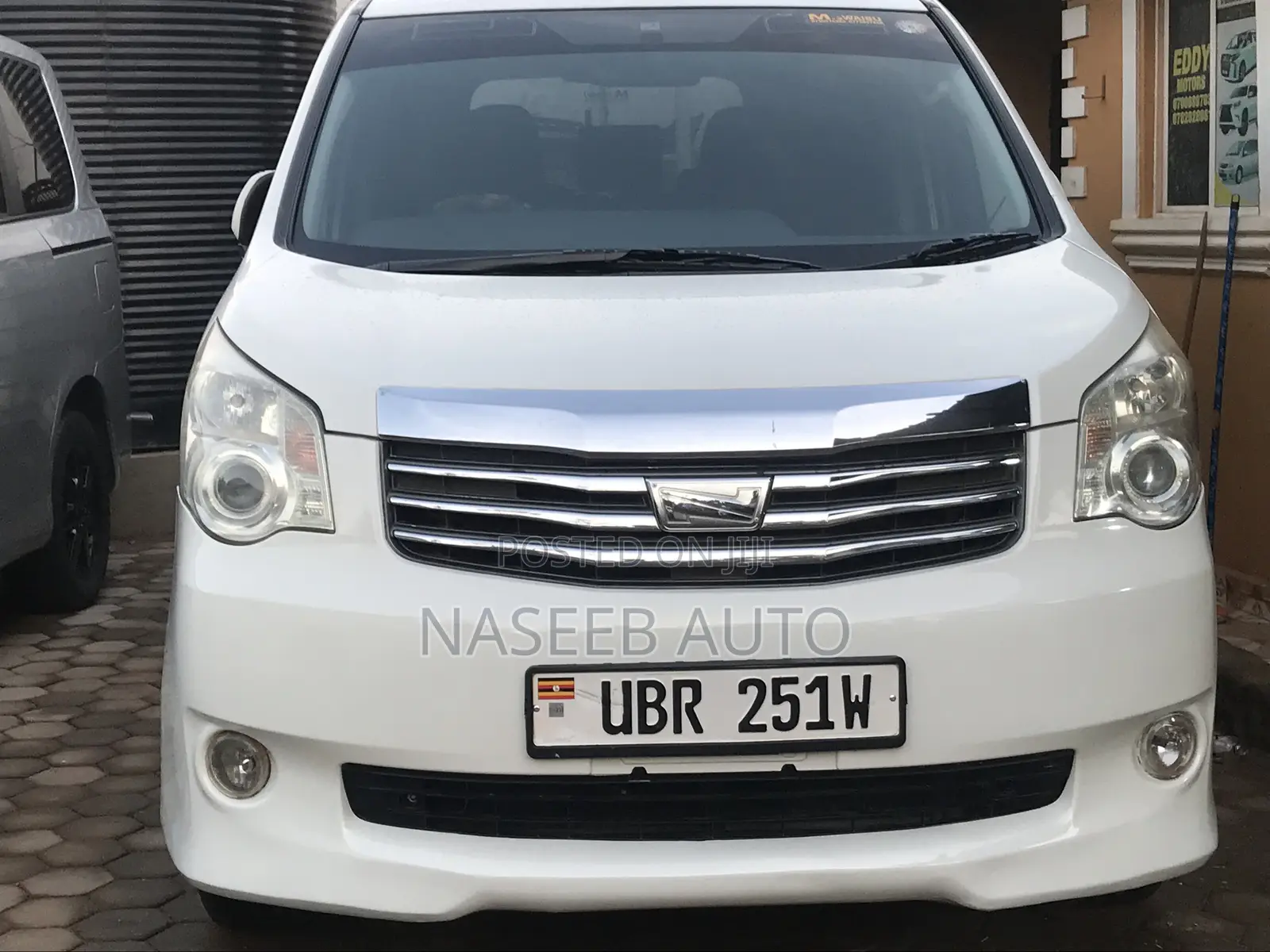 Toyota Noah 2010 White